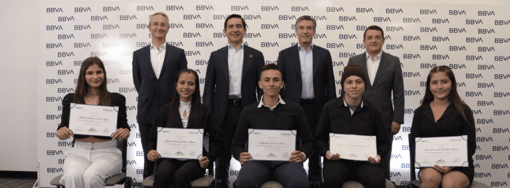 BBVA y Bancamía entregan becas a hijos de microempresarios vulnerables