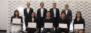 BBVA y Bancamía entregan becas a hijos de microempresarios vulnerables