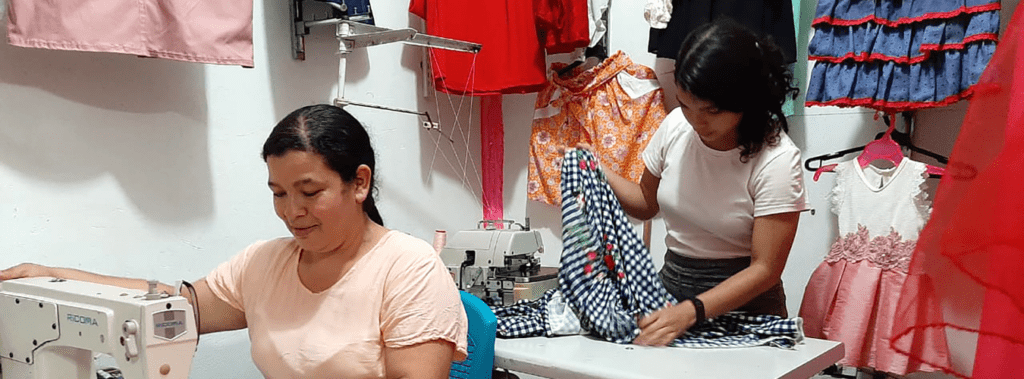 BBVA y Bancamía entregan cinco becas universitarias a hijos de microempresarios