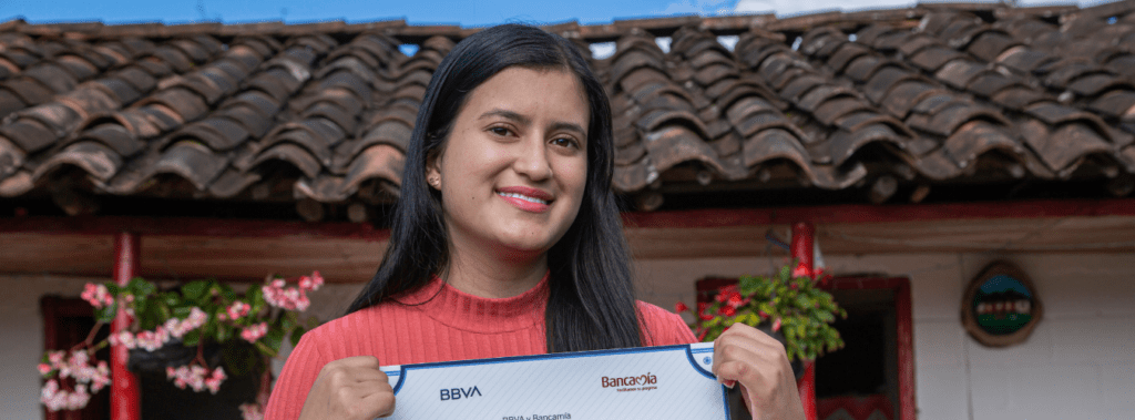 BBVA y Bancamía facilitan educación a jóvenes hijas de microempresarios
