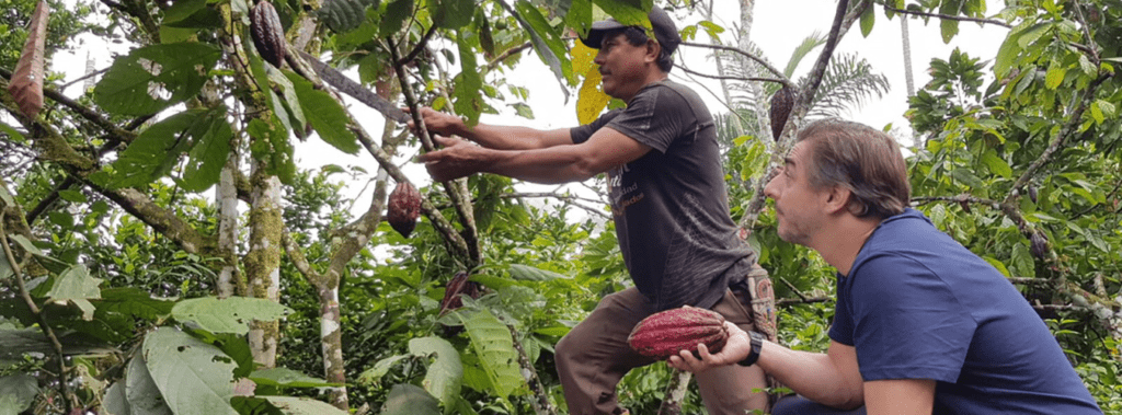 Jordi Roca el mejor pastelero del mundo junto a Exelino Sierra cliente de Bancamía en su cultivo de cac