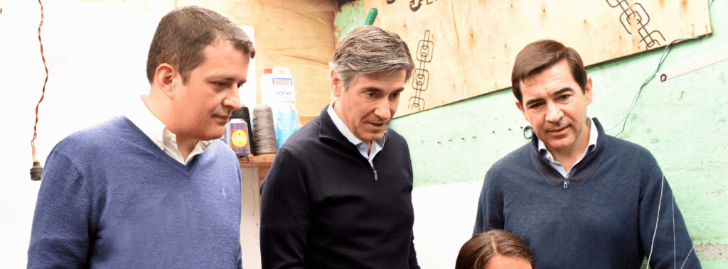 Presidente Mundial de BBVA visita microempresaria de Bancamía